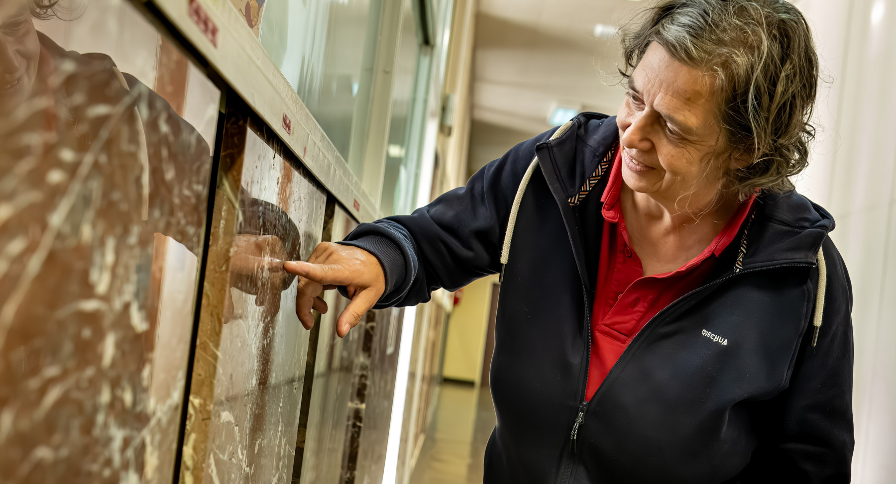 Conservator Marleen de Ceukelaire leidt je rond in de geologische collecties. (Foto: Danny Gys)