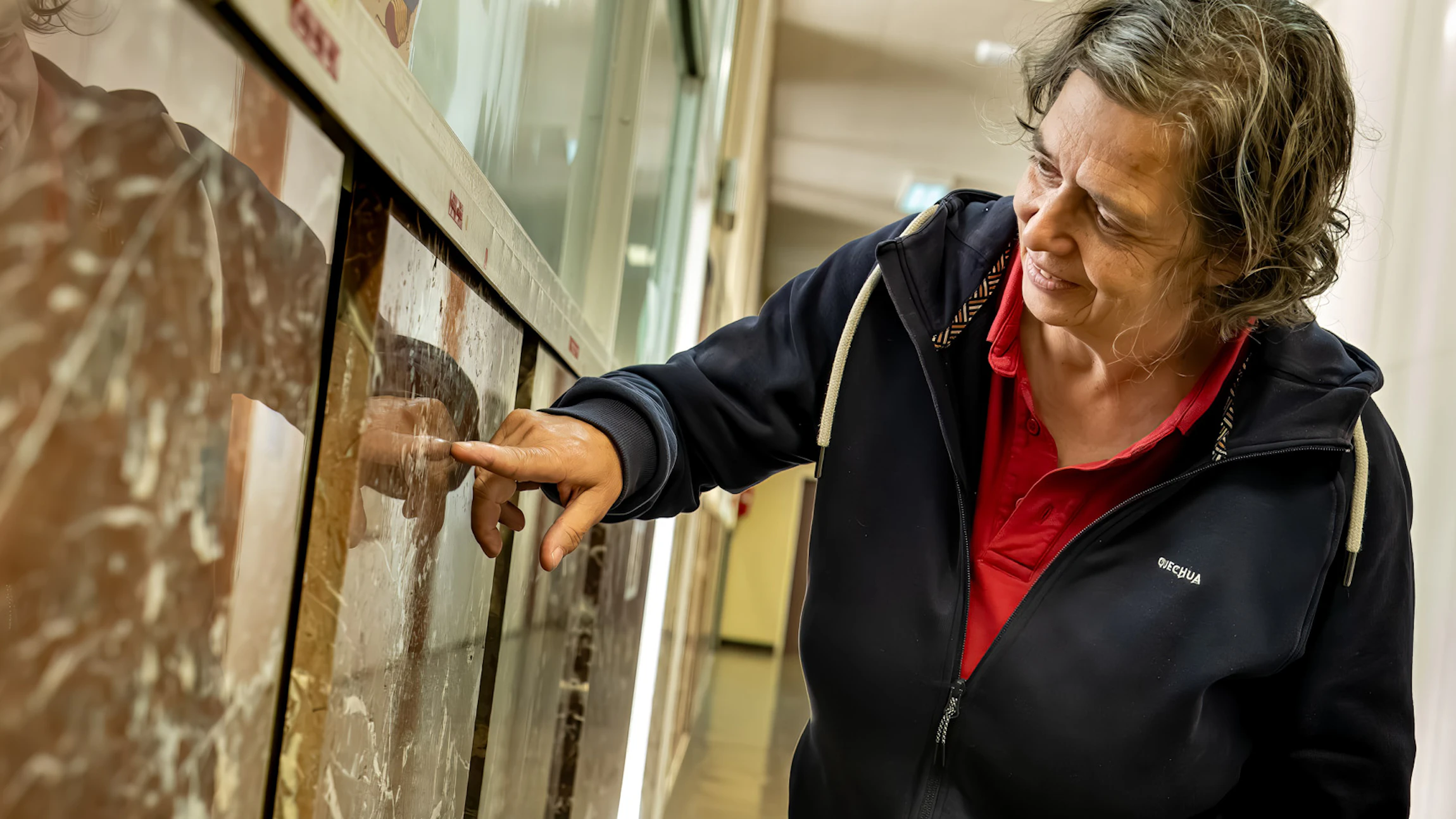 Conservator Marleen de Ceukelaire leidt je rond in de geologische collecties. (Foto: Danny Gys)