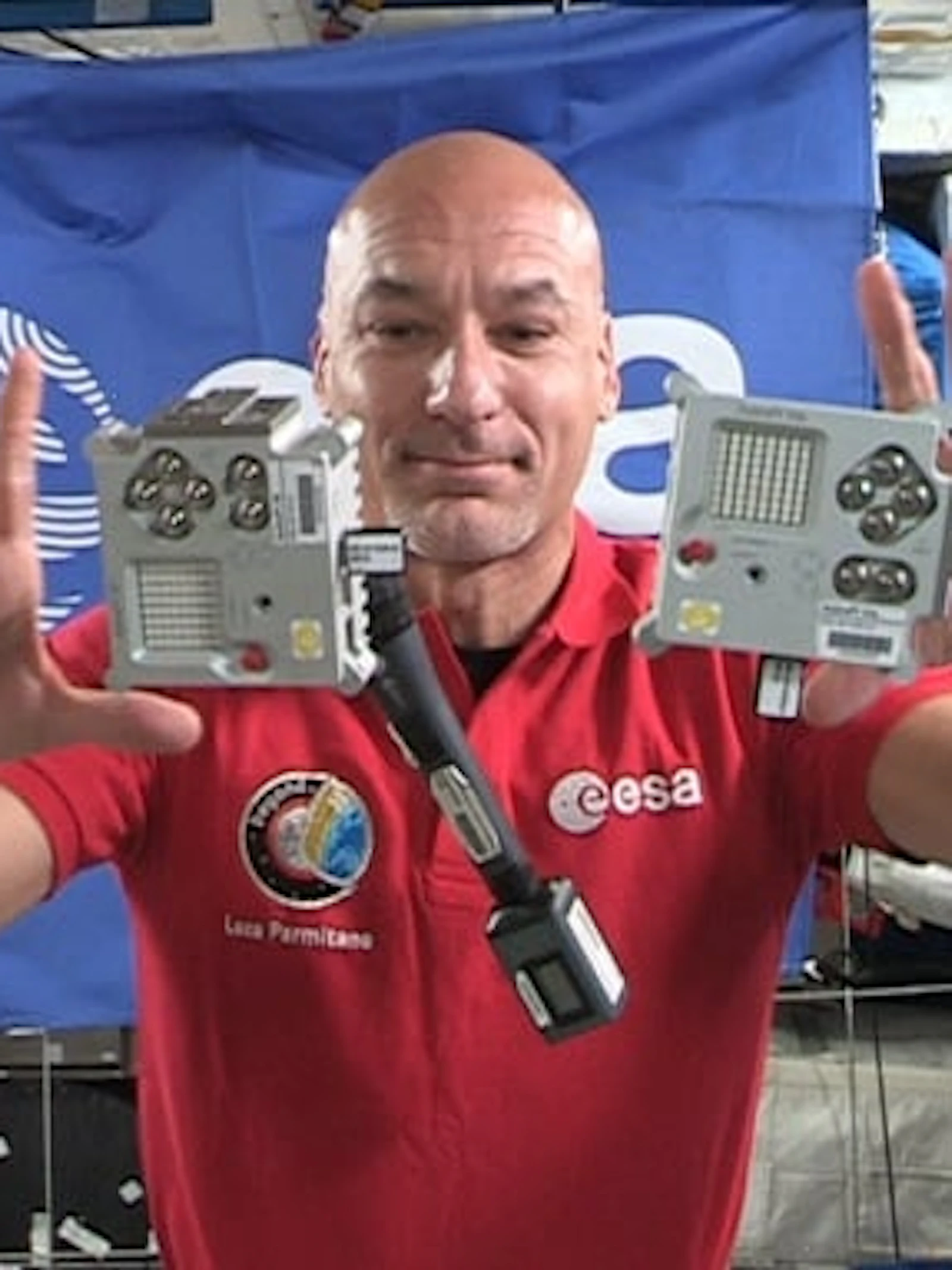 Luca Parmitano houdt twee Raspberry Pi's vast in het ISS - exact zoals je tiener er eentje zal programmeren in dit Space Lab! (c) NASA/ESA