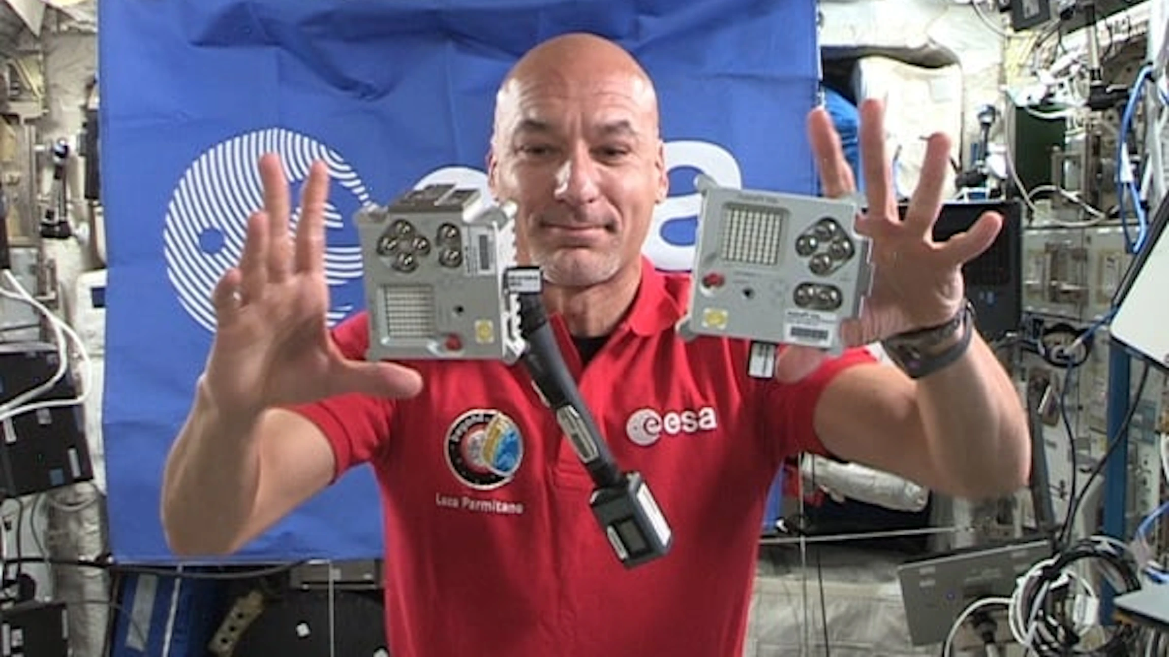 Luca Parmitano houdt twee Raspberry Pi's vast in het ISS - exact zoals je tiener er eentje zal programmeren in dit Space Lab! (c) NASA/ESA