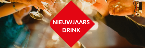 "nieuwjaarsdrink" met achtergrond van klinkende champagneglazen