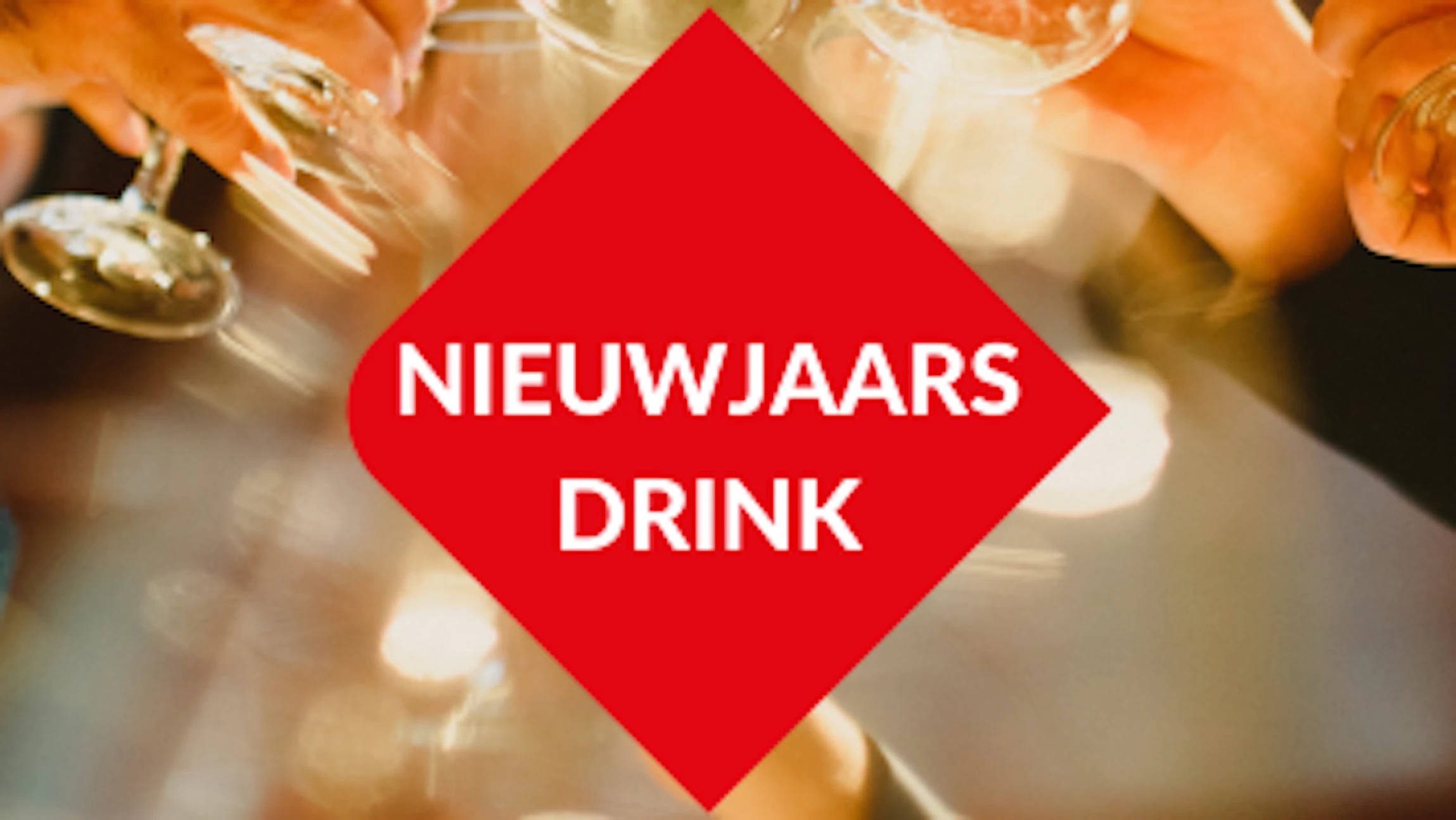 "nieuwjaarsdrink" met achtergrond van klinkende champagneglazen