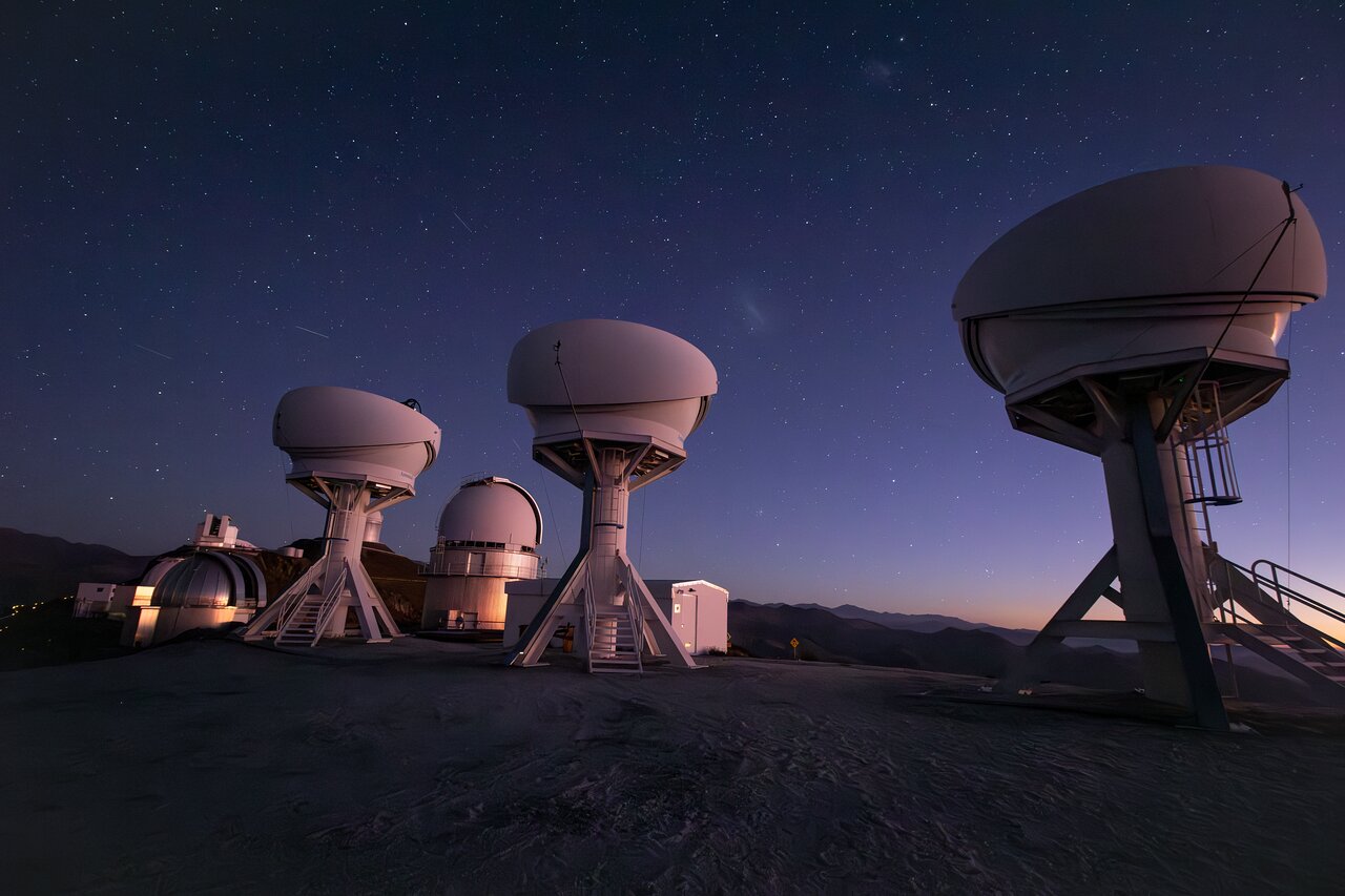 Het BlackGEM-project bestaat uit drie gloednieuwe telescopen op de ESO -site in La Silla, Chili. Zij zullen de locatie van zwaartekrachtgolven mee helpen bepalen.