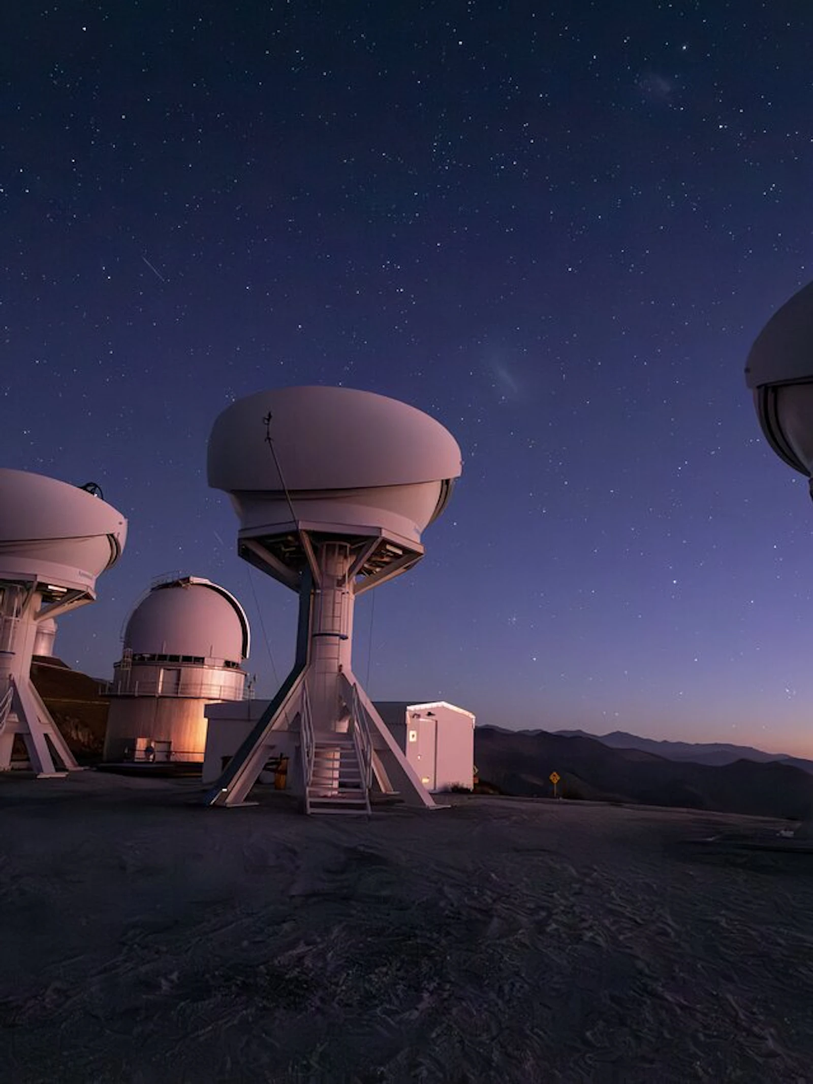 Het BlackGEM-project bestaat uit drie gloednieuwe telescopen op de ESO -site in La Silla, Chili. Zij zullen de locatie van zwaartekrachtgolven mee helpen bepalen.