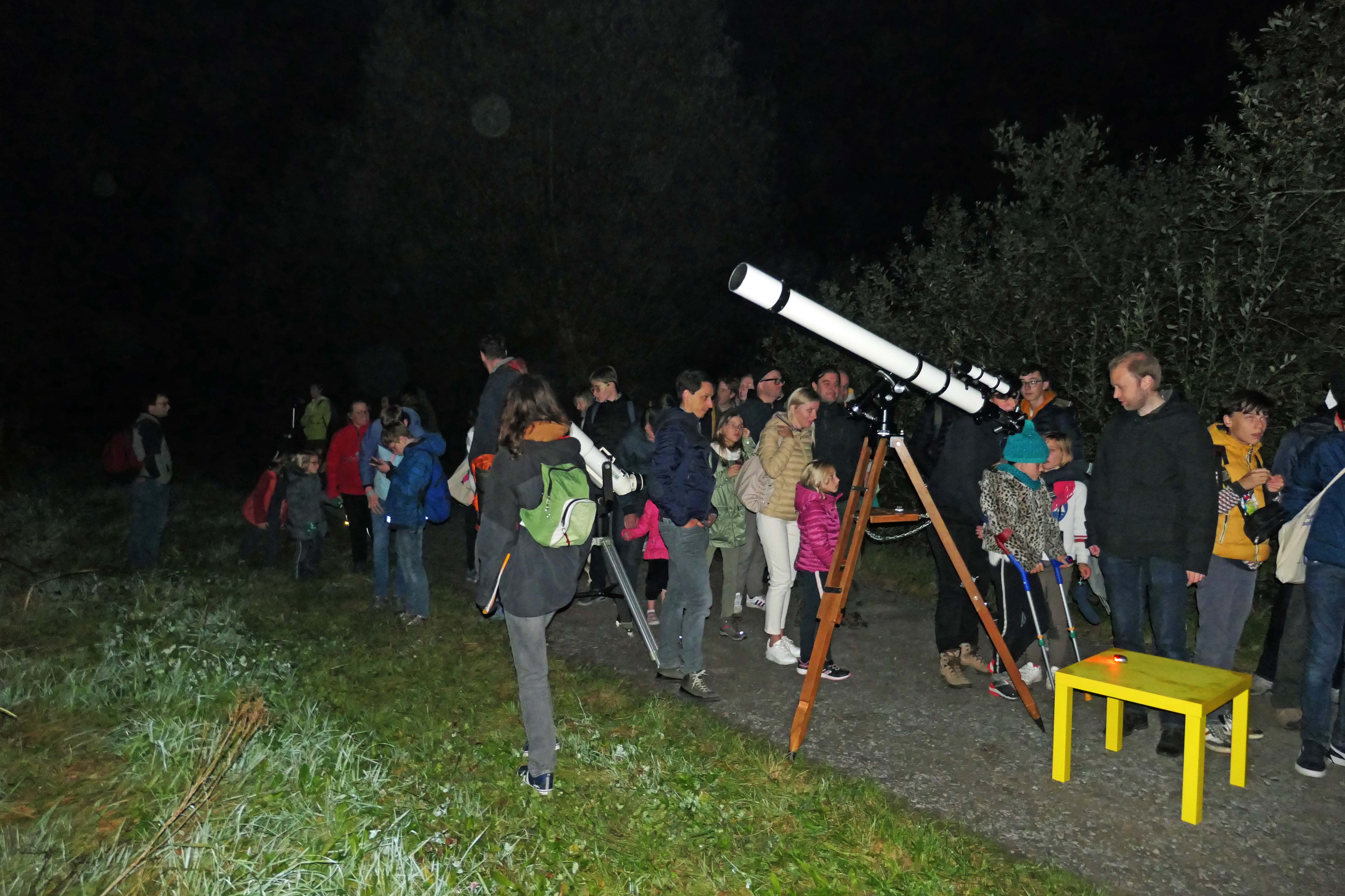 Zo hebben we het graag: een donkere heldere hemel, telescopen en een heerlijk publiek