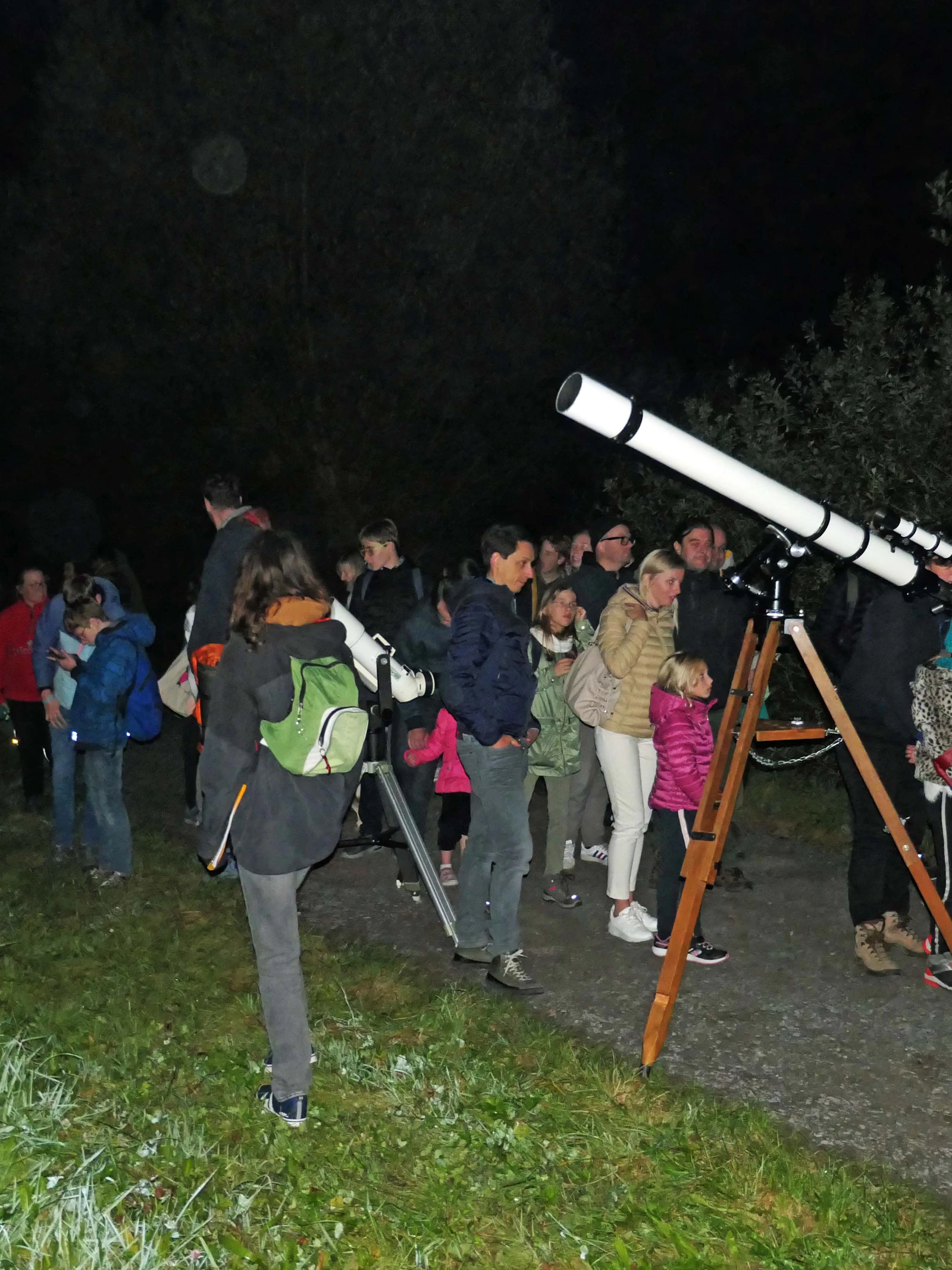Zo hebben we het graag: een donkere heldere hemel, telescopen en een heerlijk publiek