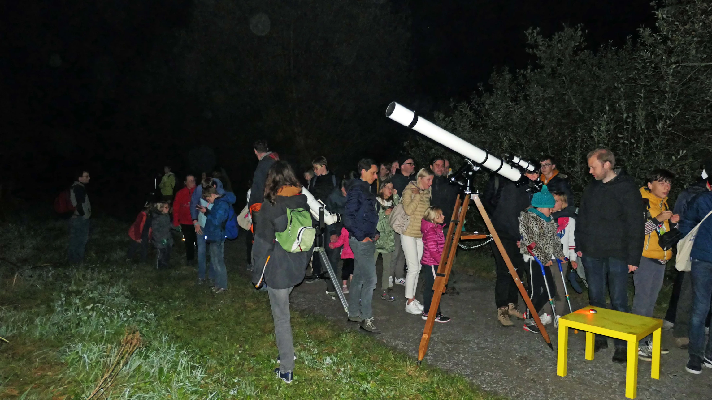 Zo hebben we het graag: een donkere heldere hemel, telescopen en een heerlijk publiek