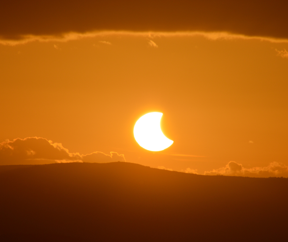 Gedeeltelijke zonsverduistering bij Cosmodrome