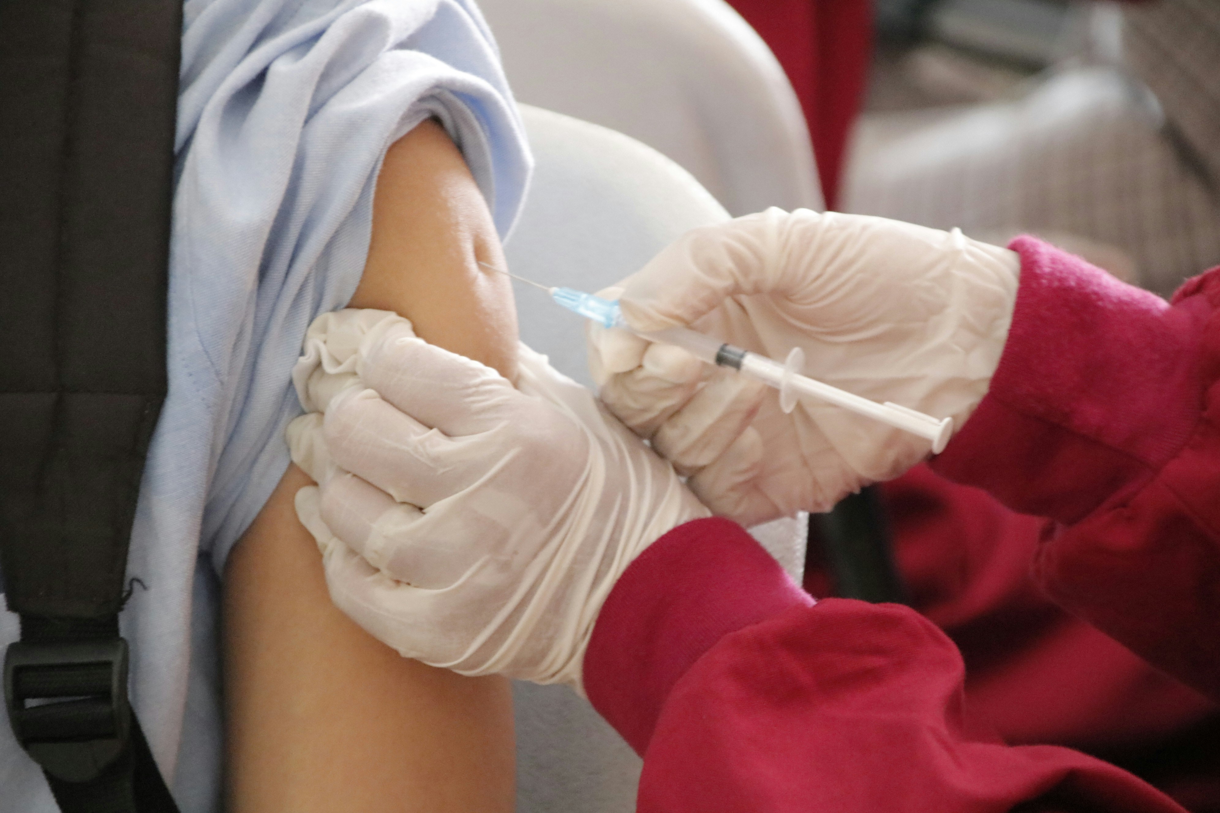 Krijg je koorts na een vaccinatie? Dat kan aan je darmmicrobioom liggen