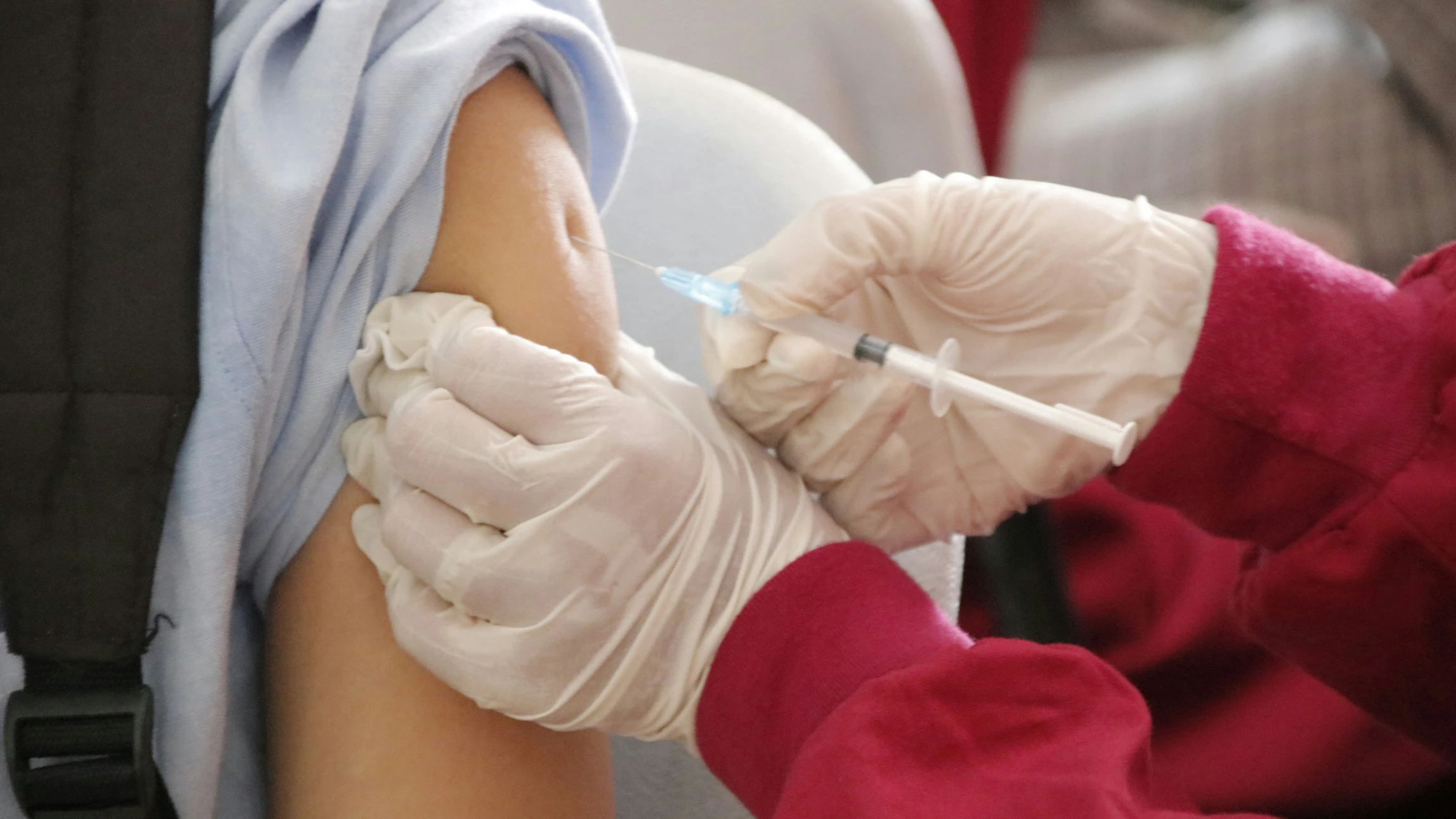 Krijg je koorts na een vaccinatie? Dat kan aan je darmmicrobioom liggen