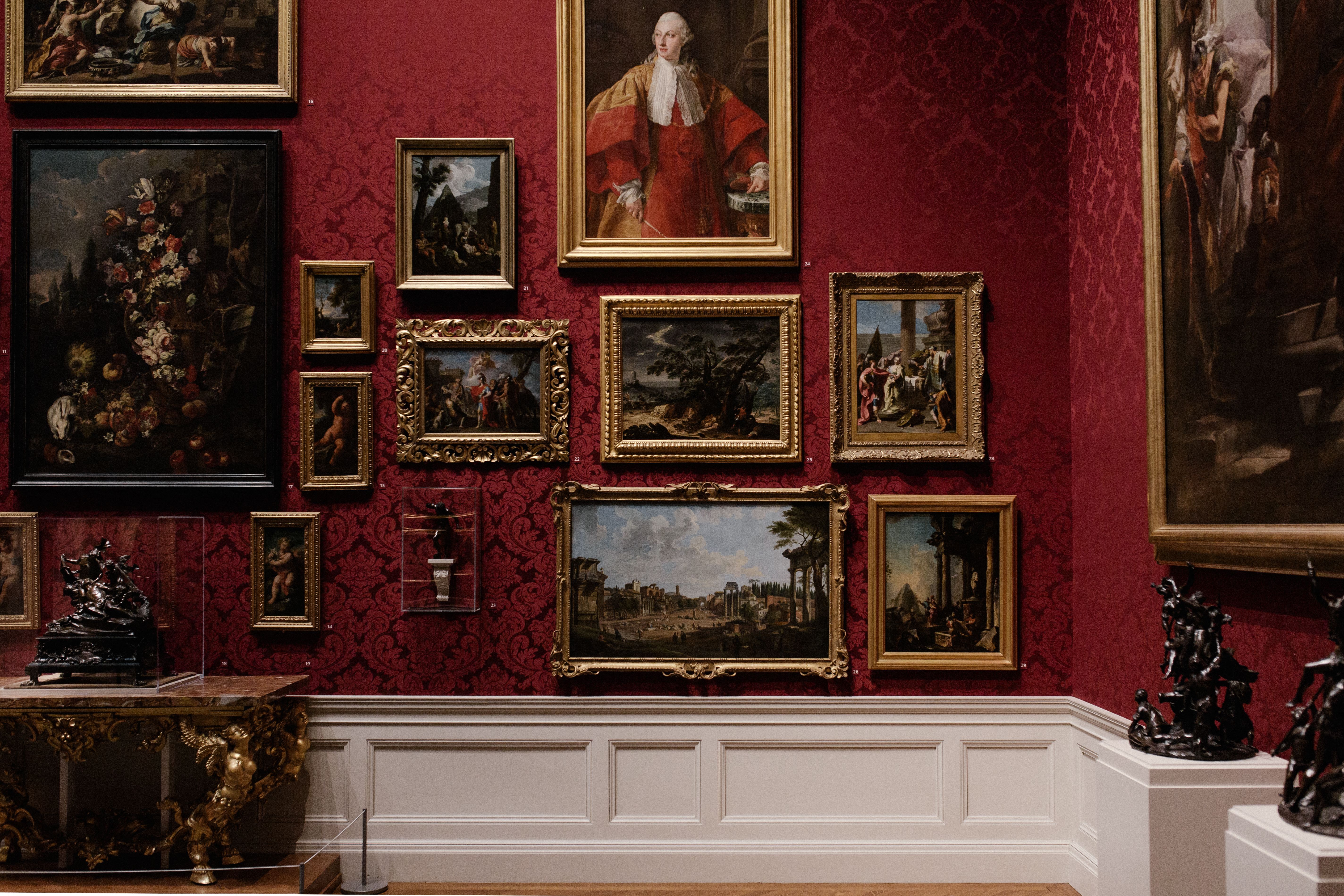 Oude schilderijen liggen vaak al honderden jaren veilig opgeborgen in een museum. Ook al lijkt een schilderij stil te hangen, de tijd laat sporen achter.
