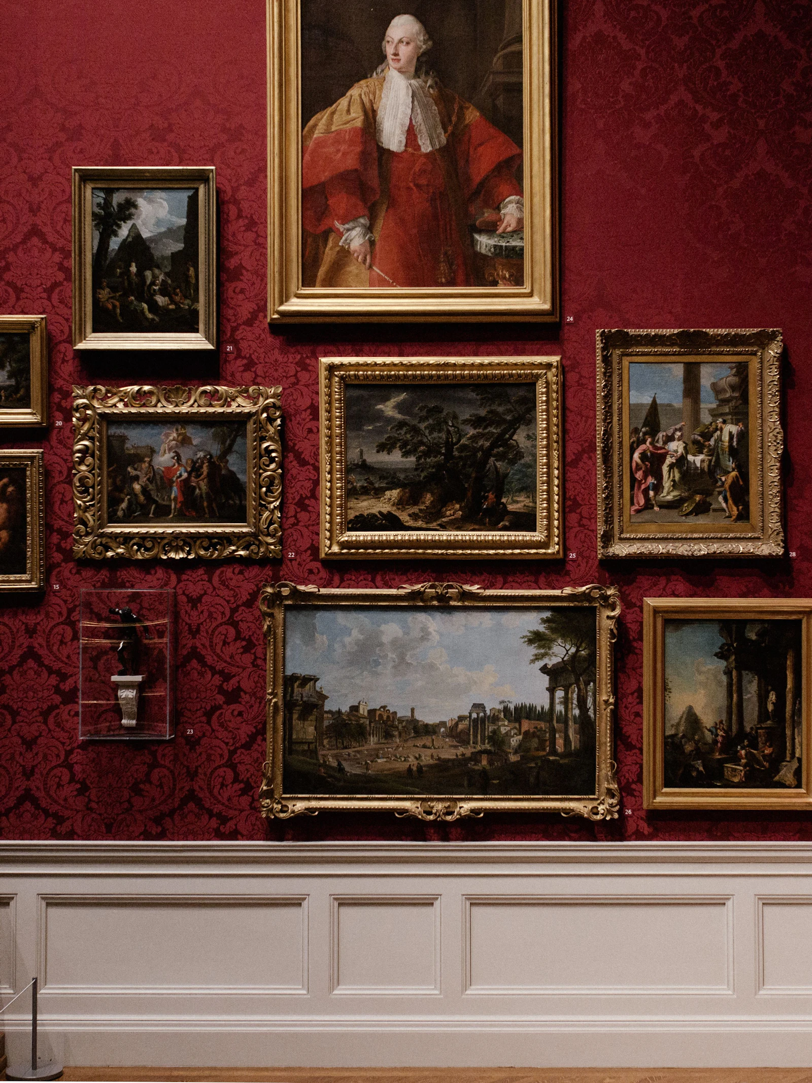 De vijand van schilderijen Oude schilderijen liggen vaak al honderden jaren veilig opgeborgen in een museum. Ook al lijkt een schilderij stil te hangen, de tijd laat sporen achter.