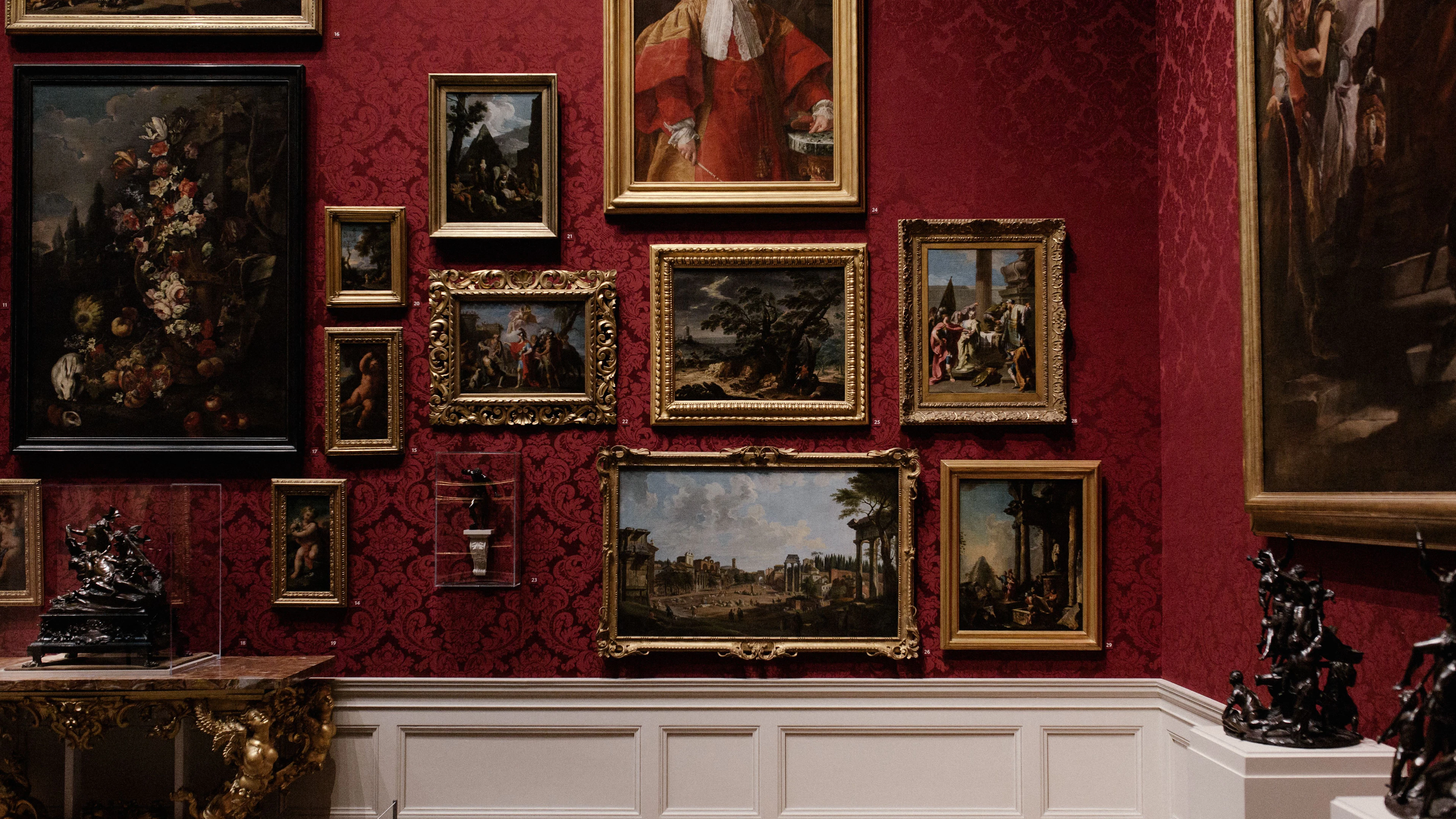 De vijand van schilderijen Oude schilderijen liggen vaak al honderden jaren veilig opgeborgen in een museum. Ook al lijkt een schilderij stil te hangen, de tijd laat sporen achter.
