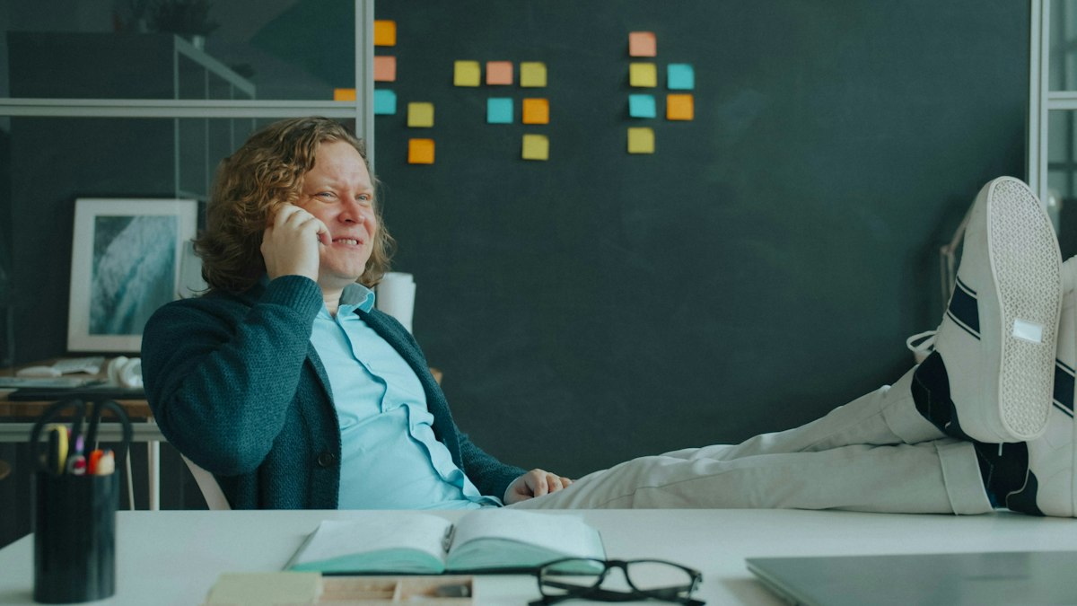 Luidruchtige collega's: hoe blijf je geconcentreerd?