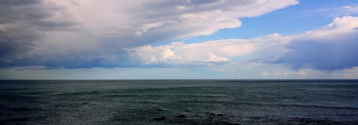 Wolkenfabrieken boven de zee