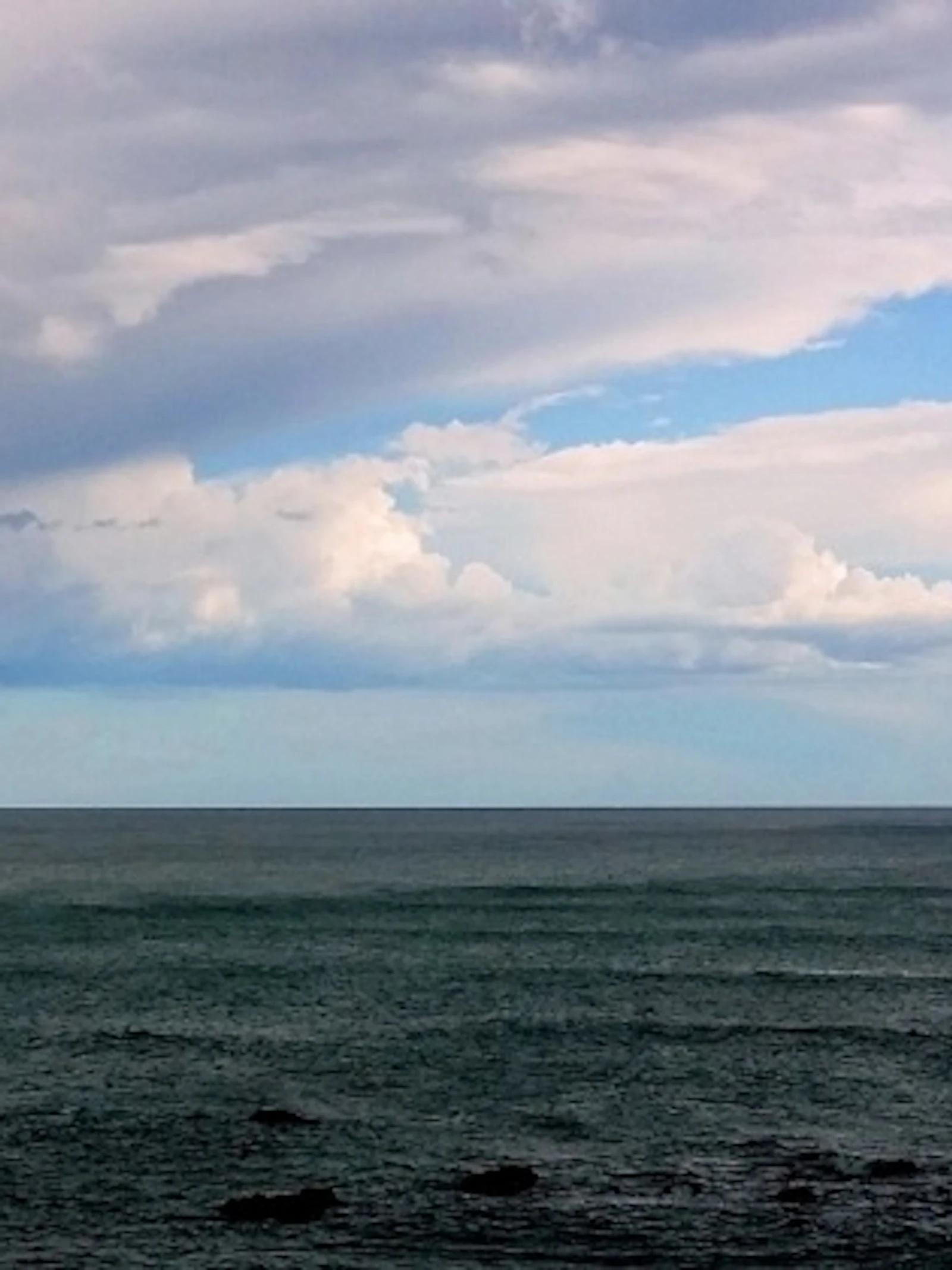 Wolkenfabrieken boven de zee