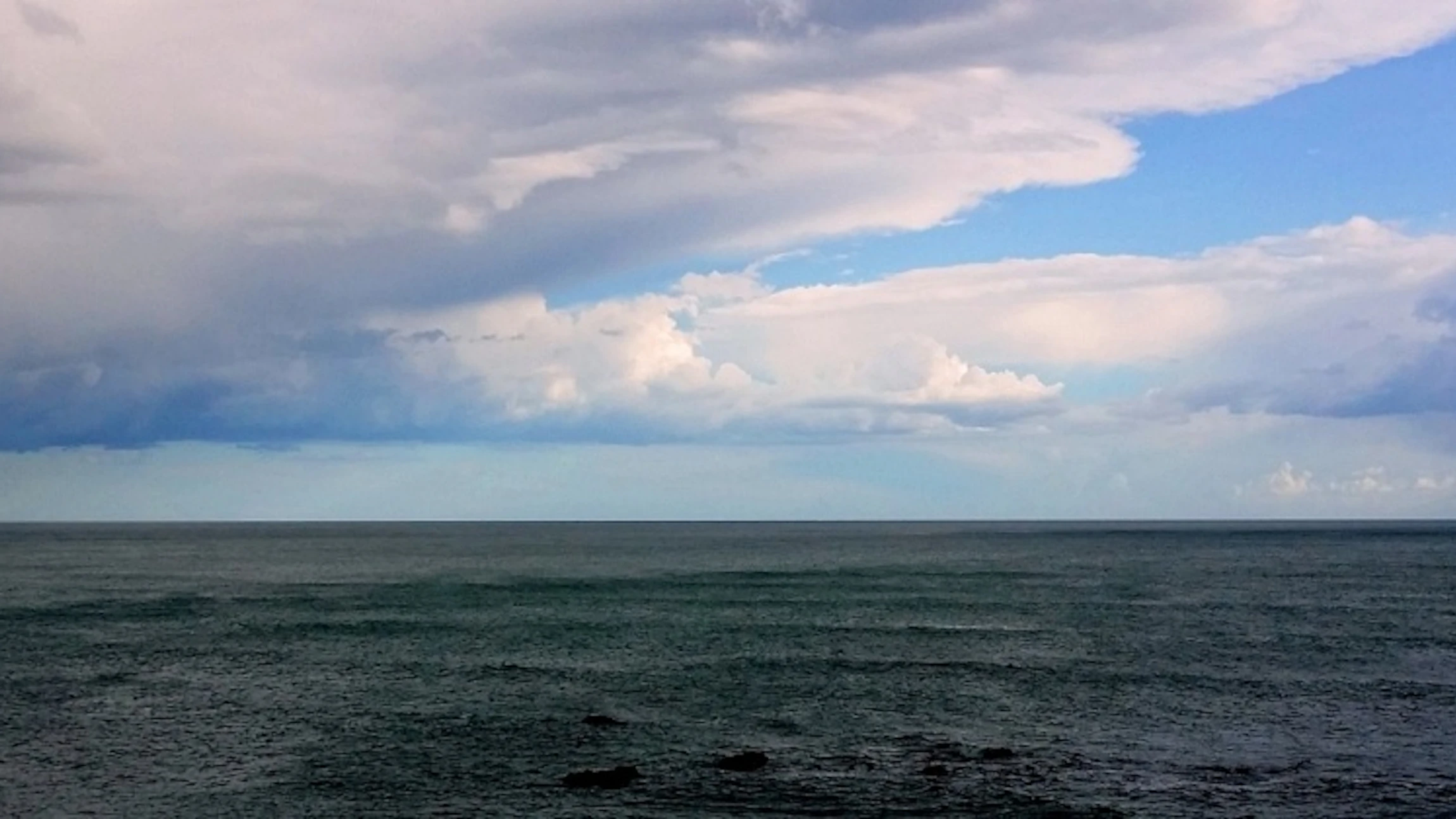Wolkenfabrieken boven de zee