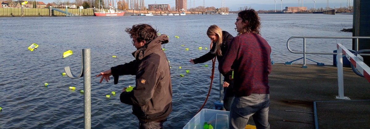 Zoek naar plastic in de Schelde
