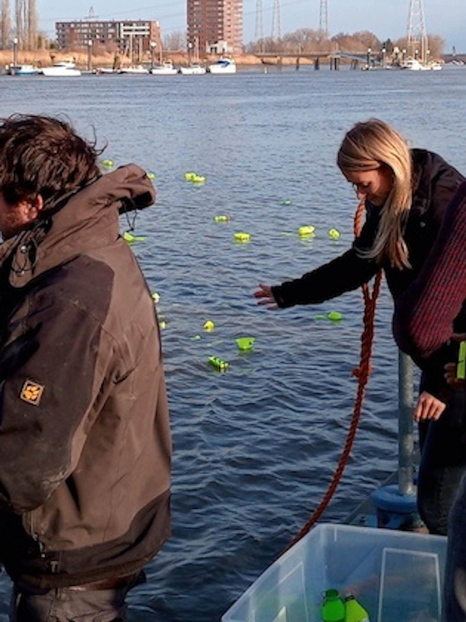 Zoek naar plastic in de Schelde