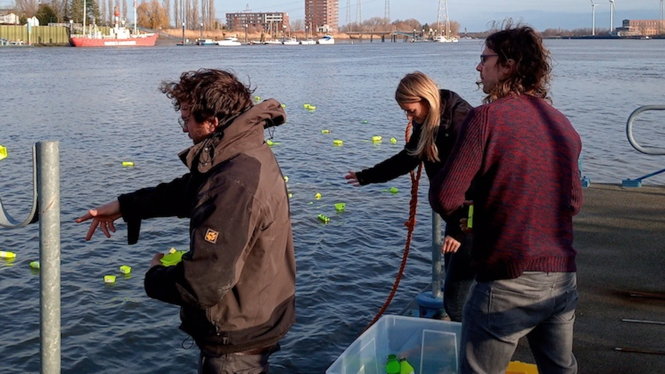 Zoek naar plastic in de Schelde