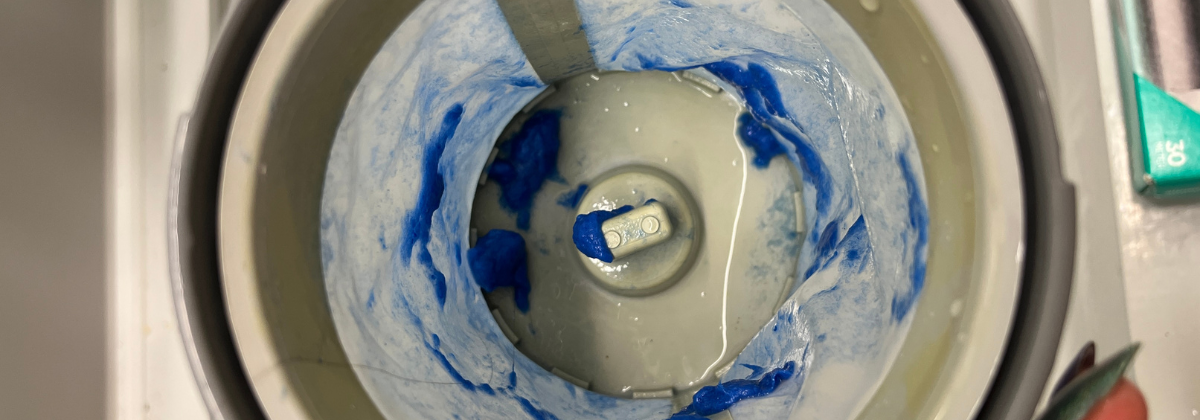 Terugdringen van de uitstoot van microplastics uit textiel