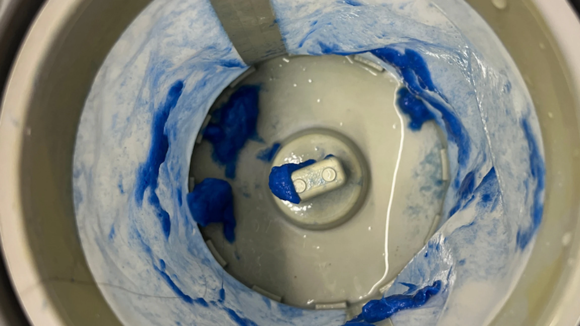 Terugdringen van de uitstoot van microplastics uit textiel