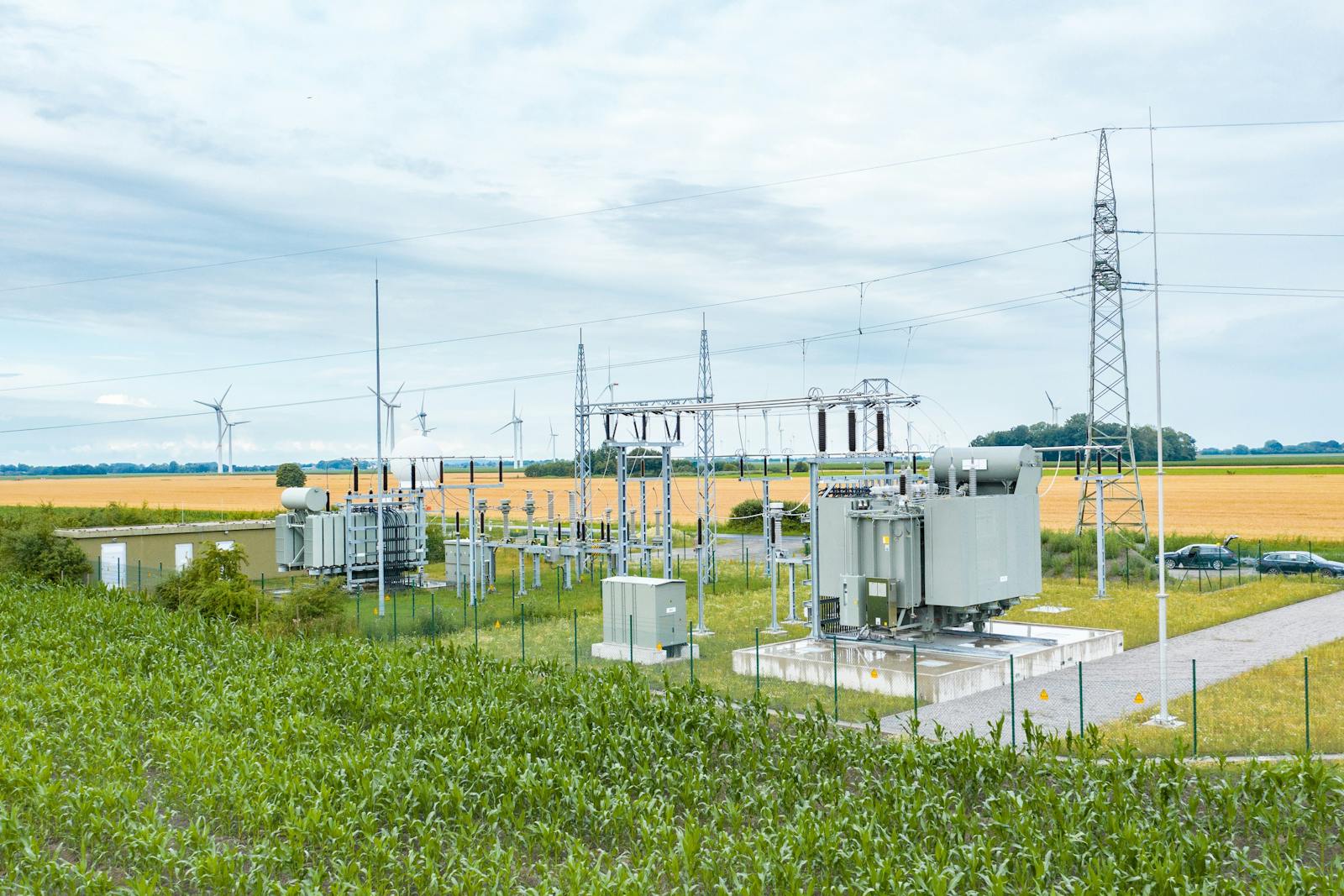 Umspannwerk mit zwei Leistungstransformatoren, Hochspannungsschaltanlage und Netzanschlusspunkt zur Anbindung von Windenergieanlagen an das Stromnetz.