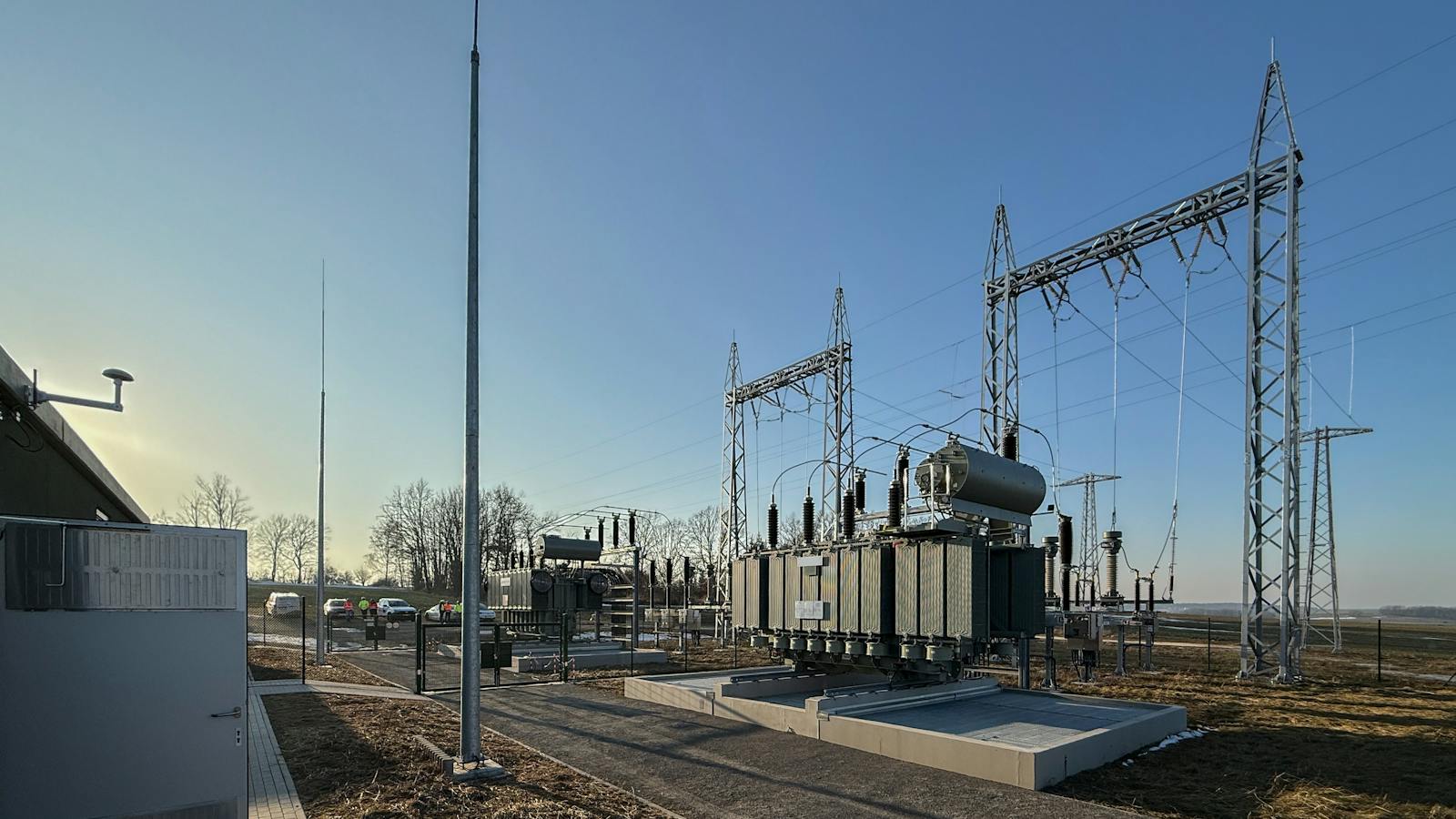 Umspannwerk mit Leistungstransformatoren auf Betonfundamenten, Hochspannungsschaltanlagen und Stahlgitterportalen zur Anbindung an das Stromnetz.