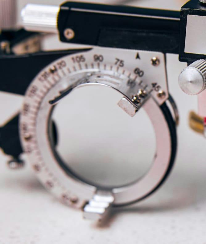 Phoropter and trial lenses