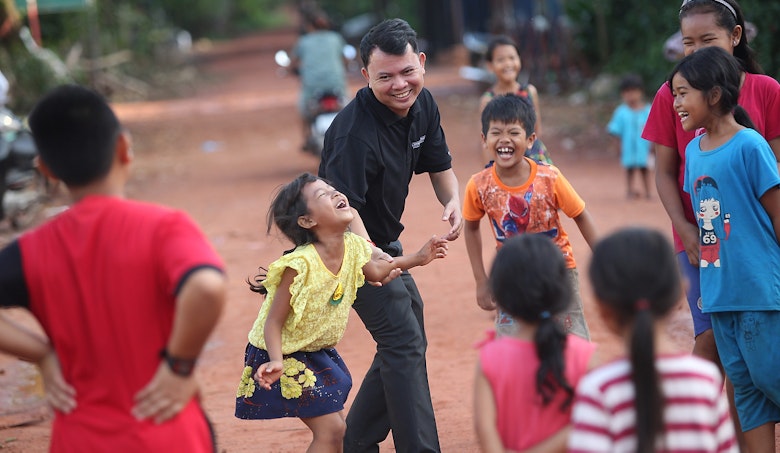 Kinderen spelend op straat in betere tijden, hier in de buurt van Siem Reap, Cambodja