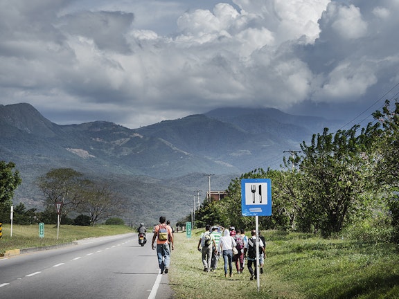 Vluchtelingen uit Venezuela langs de weg bij Cucuta in Colombia