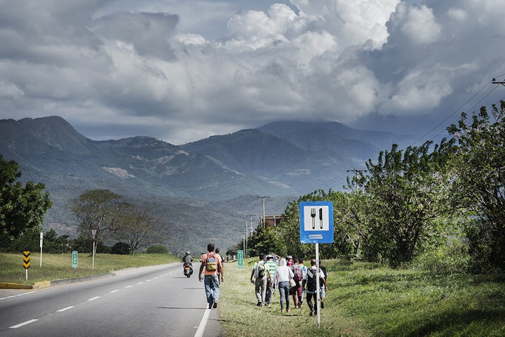 Vluchtelingen uit Venezuela langs de weg bij Cucuta in Colombia