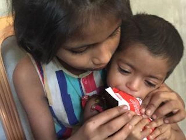 Rohinghya kinderen krijgen noodvoeding in een vluchtelingenkamp in Bangladesh.