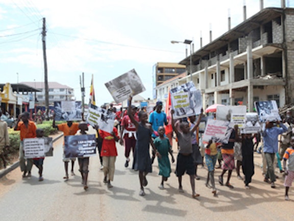Acht kinderen gered tijdens mars tegen kinderhandel in Oeganda Terre des Hommes kinderuitbuiting