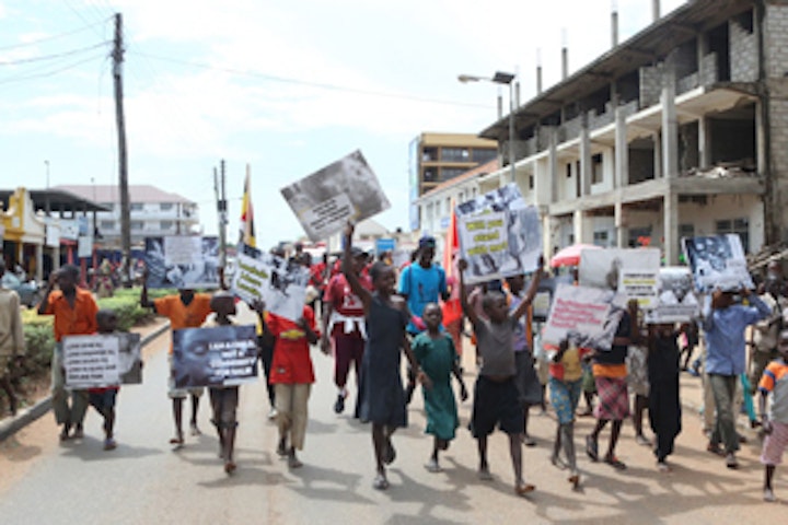 Acht kinderen gered tijdens mars tegen kinderhandel in Oeganda Terre des Hommes kinderuitbuiting