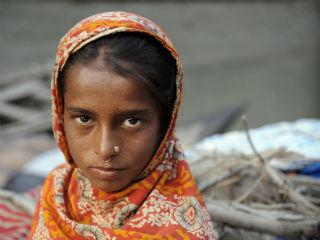 bangladesh_girl_looking_right_into_the_camera_320x240.jpg