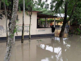 bangladesh_2017_08_28_floods_health_care_centre_flooded_320x240.png