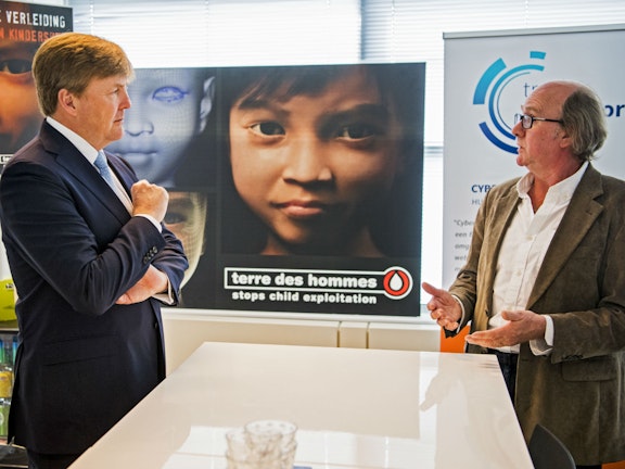 De koning ontmoet Sweetie tijdens bezoek aan de The Hague Security Delta Terre des Hommes Sweetie seksuele uitbuiting van kinderen