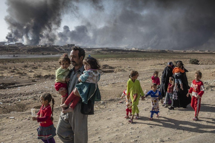 Een gezin dat Mosul ontvlucht (foto: DRA) Terre des Hommes Noodhulp Irak