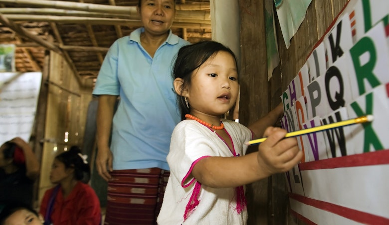 Bij aanvang van het project in 2011 was het voor migrantkinderen uit het politiek onrustige buurland Myanmar zeer moeilijk om toegang te krijgen tot het Thaise onderwijssysteem. De kinderen misten vaak de juiste papieren. Intensieve samenwerking met de Thaise overheid en een aantal Thaise scholen leidde er uiteindelijk toe dat een aantal onderwijscentra voor migrantkinderen nu officieel zijn erkend door het Thaise ministerie van Onderwijs. Hierdoor zijn duizenden migrantkinderen in Thailand verzekerd van on