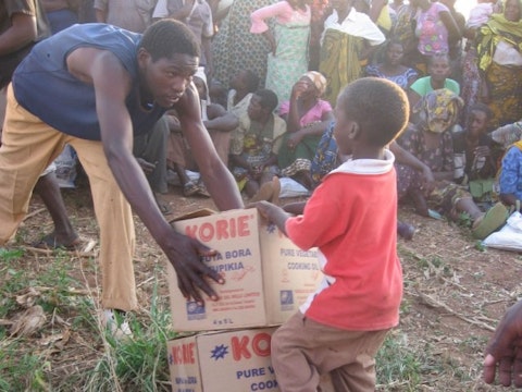 Getroffen kinderen en volwassen krijgen noodhulp in Tanzania.