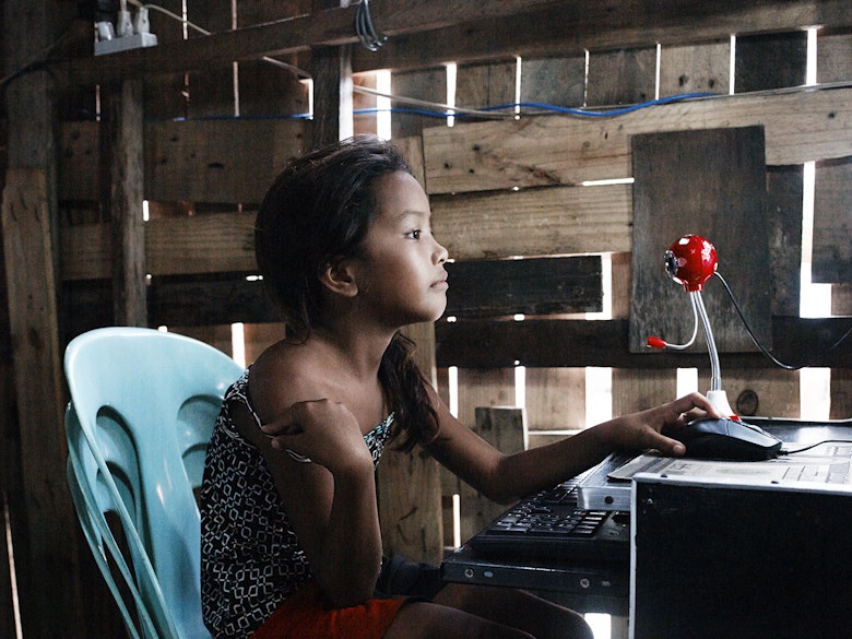 Gedwongen tot webcamseks door haar eigen moeder Terre des Hommes seksuele uitbuiting van kinderen Filippijnen