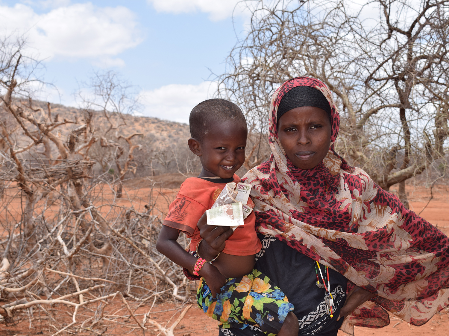 Hajiru (3) is dol op melk Terre des Hommes noodhulp Kenia
