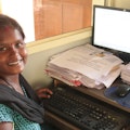 Neeraja zelfverzekerd achter de computer