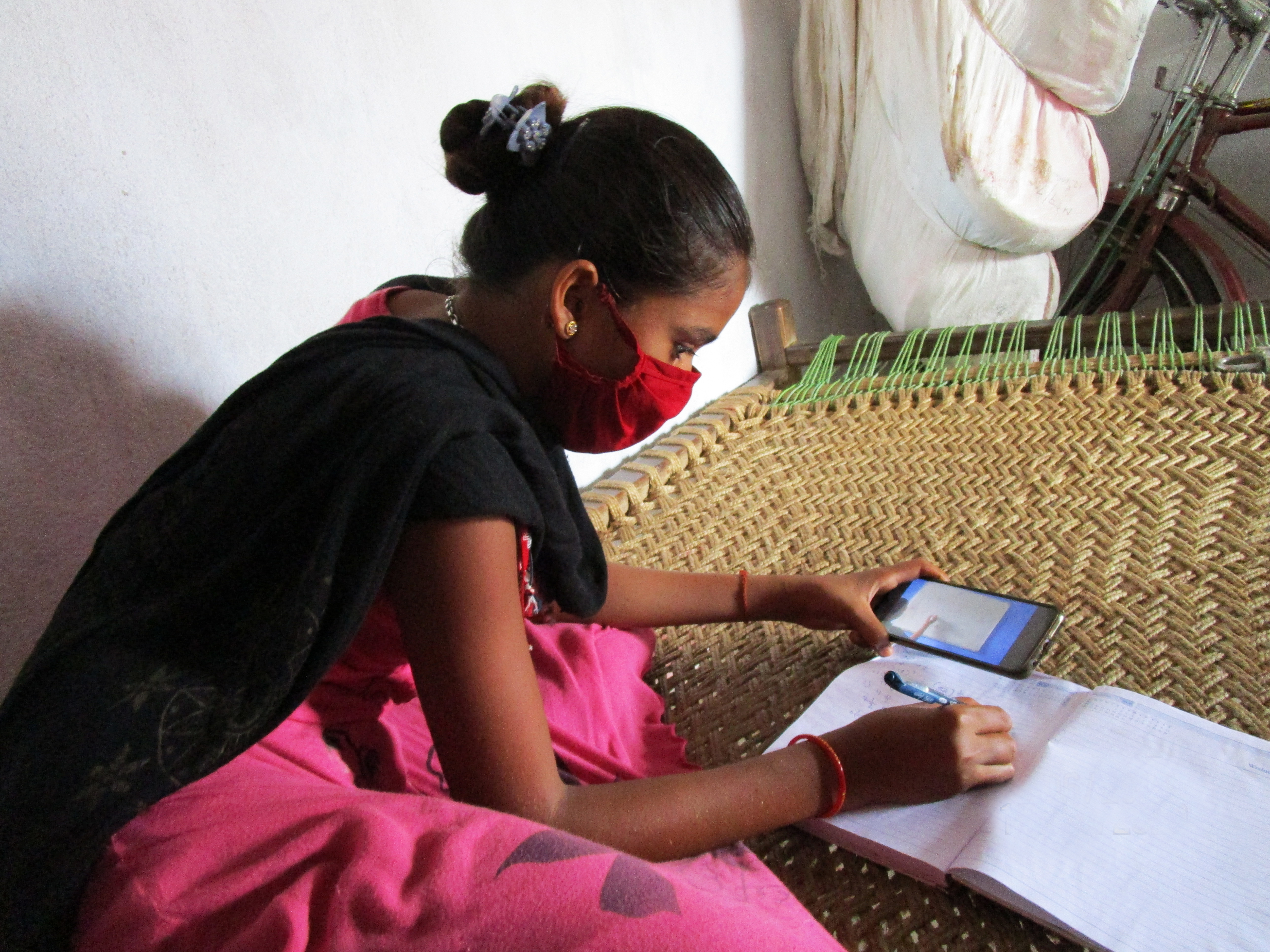 Digitaal onderwijs tijdens lockdown voor kinderen in mijngebied