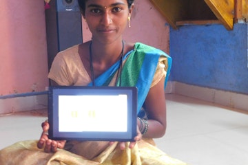 Priya leert thuis met een tablet.