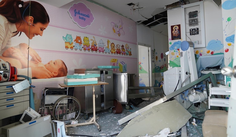 een ziekenhuis in de haven van Beiroet is zwaar getroffen.