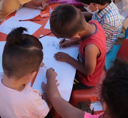 Kinderen in Beiroet in een kindvriendelijke plek. 