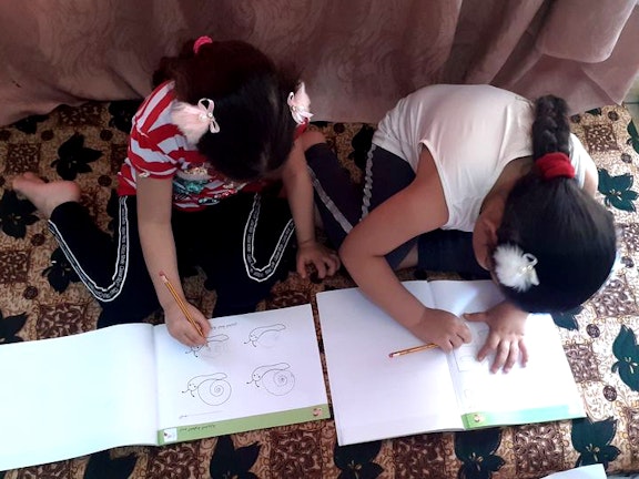 De dochters van Zahra leren via het programma van Back to the Future.