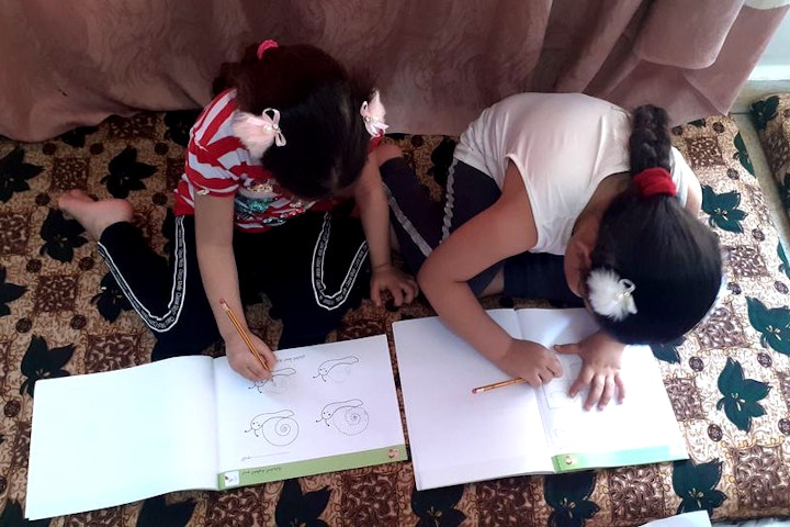 De dochters van Zahra leren via het programma van Back to the Future.